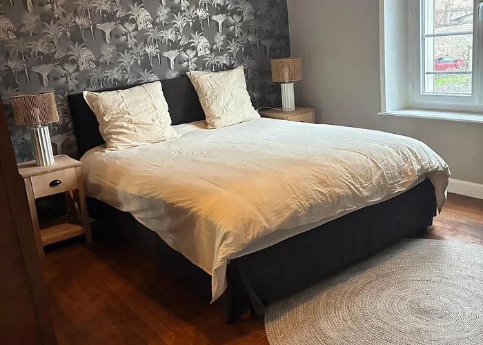 Beautiful 2 Bedroom - Prime Location